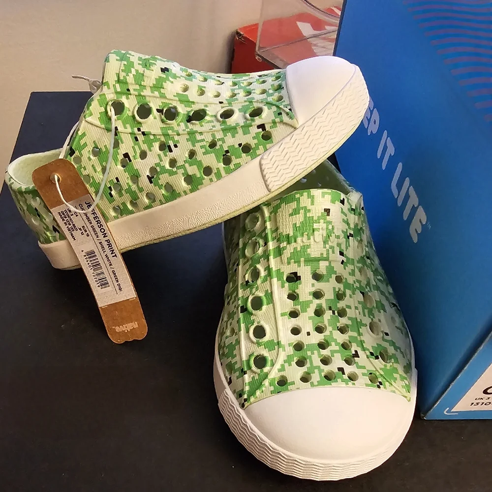 Native Jefferson Water Shoes Green White Green Digi Unisex Kid's Size 4 NEW